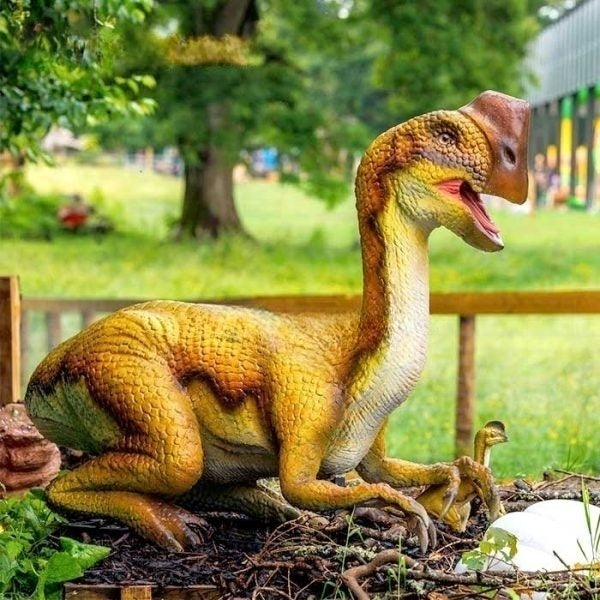 Dinosaur Theme Park Props Hatching Oviraptor Eggs